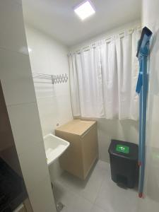 a small bathroom with a toilet and a sink at Apartamento Inteiro Novo - 2 Quartos - REGIÃO CENTRAL FOZ in Foz do Iguaçu