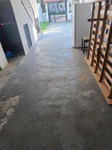 ein Betonboden in einem Flur eines Gebäudes in der Unterkunft CASA ALOJAMENTO EMPRESAS ou GRUPO ÚNICO in Porto Alegre