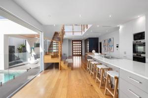 Köök või kööginurk majutusasutuses Surfside Villa - 50m to beach access, heated pool