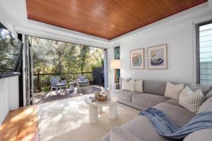 Istumisnurk majutusasutuses Surfside Villa - 50m to beach access, heated pool