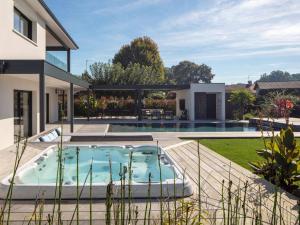 Bazén v ubytování Villa sublime avec piscine chauffée, SPA et sauna à 10 min de la plage et des golfs - FR-1-791-19 nebo v jeho okolí