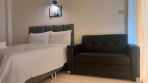 Postel nebo postele na pokoji v ubytování K2 Seaside Suites