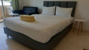 Postel nebo postele na pokoji v ubytování K2 Seaside Suites