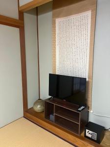 TV a/nebo společenská místnost v ubytování 余裕堂軽井沢山荘