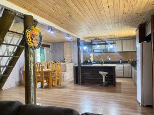 a kitchen and dining room with a table and chairs at Sítio pousada Oliskowski in Canoinhas