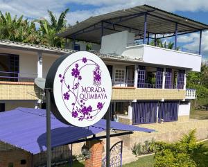 金巴亚NUEVO Hotel Morada en el centro del Eje Cafetero的房屋前的标志