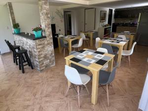 Un restaurante u otro lugar para comer en NUEVO Hotel Morada en el centro del Eje Cafetero