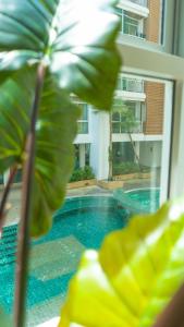 Sundlaugin á Recently Renovated Pool View Apartment in Modern Complex eða í nágrenninu
