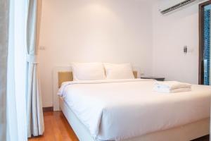 Rúm í herbergi á Recently Renovated Pool View Apartment in Modern Complex