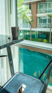 Sundlaugin á Recently Renovated Pool View Apartment in Modern Complex eða í nágrenninu