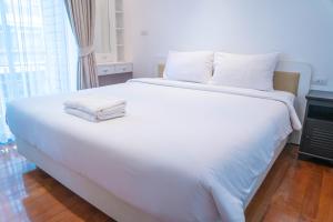 Rúm í herbergi á Recently Renovated Pool View Apartment in Modern Complex