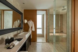 Ein Badezimmer in der Unterkunft Lanson Place Bukit Ceylon