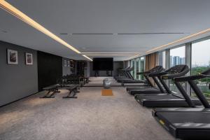 Fitness centrum a/nebo fitness zařízení v ubytování Intercity Hotel Guangzhou South Railway Station - Free Minibar including Erdinger Weissbier