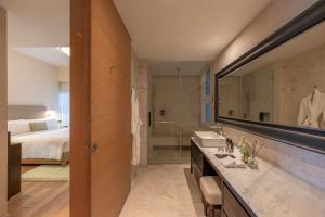 Ein Badezimmer in der Unterkunft Lanson Place Bukit Ceylon