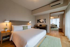 Ein Bett oder Betten in einem Zimmer der Unterkunft Lanson Place Bukit Ceylon