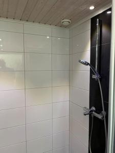 una ducha con manguera en un baño en Cozy apartment near Santa Village w free parking, en Rovaniemi