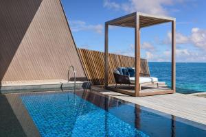 Bazén v ubytování The St. Regis Maldives Vommuli Resort nebo v jeho okolí