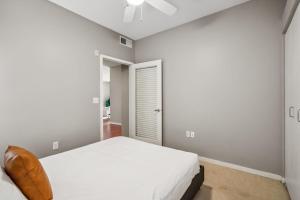Ένα ή περισσότερα κρεβάτια σε δωμάτιο στο CozySuites 2BR Mill District with pool, gym # 01