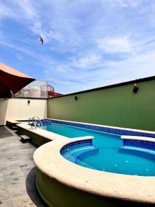 Bazén v ubytování Hotel Centro Apatzingán nebo v jeho okolí
