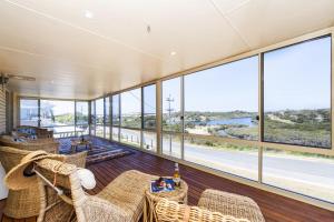 Un balcón o terraza en River View Retreat - Both Ocean and River Views