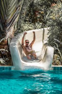 Bazén v ubytování Barcelo Coconut Island, Phuket nebo v jeho okolí