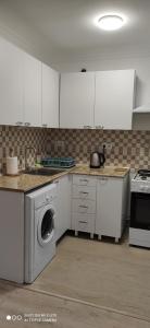 Nhà bếp/bếp nhỏ tại Apartment KARIN +5 ảnh