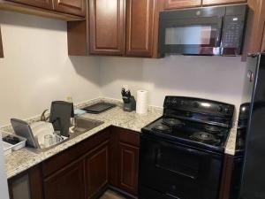 Η κουζίνα ή μικρή κουζίνα στο Apartment in West Allis