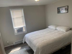 Ένα ή περισσότερα κρεβάτια σε δωμάτιο στο Apartment in West Allis