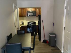 Η κουζίνα ή μικρή κουζίνα στο Apartment in West Allis