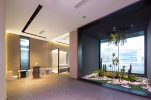 un vestíbulo con un gran acuario en medio de un edificio en Atour Light Hotel Shenyang Yuhong Plaza Metro Station, en Shenyang