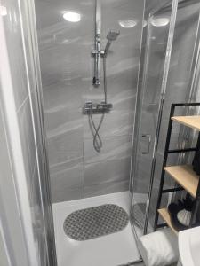 Ένα μπάνιο στο Mini Cosy Studio Flat Milton Keynes