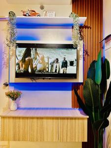 Μια τηλεόραση ή/και κέντρο ψυχαγωγίας στο Happy Nest at La Bella Condo Banilad Mandaue Cebu 2 Bedrm Free wifi 6pax max