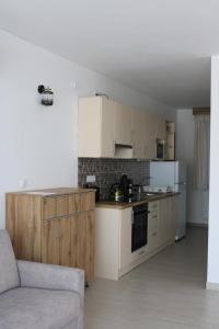 Η κουζίνα ή μικρή κουζίνα στο Mara Apartman Bük