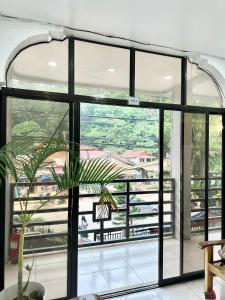 エルニドにあるCasa Juliana El Nidoの大きな窓、植物が前に見える部屋 +37枚の写真