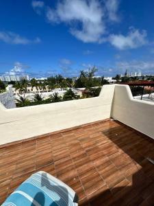 カンクンにあるSpacious Two-Story Apartment in Hotel Zone Central Location, Just 5 Minutes from Nightlife and Tourist Hotspotsのウッドフロアのバルコニー +15枚の写真