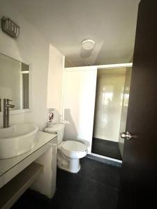 カンクンにあるSpacious Two-Story Apartment in Hotel Zone Central Location, Just 5 Minutes from Nightlife and Tourist Hotspotsのトイレと洗面台付きのバスルーム