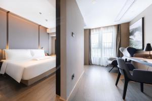 Rúm í herbergi á Atour Hotel Shenzhen Guangming Science City Zhengda City