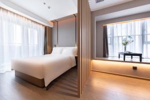Rúm í herbergi á Atour Hotel Shenzhen Guangming Science City Zhengda City