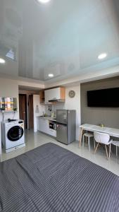 Η κουζίνα ή μικρή κουζίνα στο 777 Beach Condo Maikhao