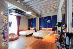 Postel nebo postele na pokoji v ubytování Mestyle Garage Hotel