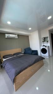 Ένα ή περισσότερα κρεβάτια σε δωμάτιο στο 777 Beach Condo Maikhao