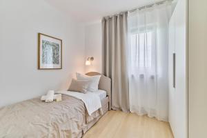 ラントシュトゥールにあるVictoria, in Landstuhlのベッドと窓のある白い寝室 +21枚の写真