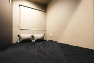 a bedroom with a bed with a large window at Toritonear401-SapporoLocalStory-W-beds2&S-beds2 "無料駐車場付" in Toyohira
