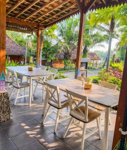 Aed väljaspool majutusasutust D'Kaliurang Resort & Convention Yogyakarta