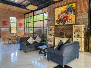 Istumisnurk majutusasutuses D'Kaliurang Resort & Convention Yogyakarta