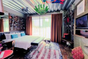 TV a/nebo společenská místnost v ubytování Mestyle Garage Hotel