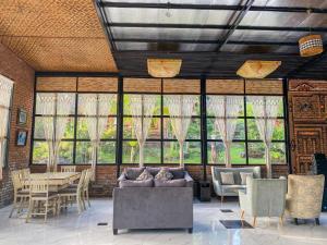 Istumisnurk majutusasutuses D'Kaliurang Resort & Convention Yogyakarta