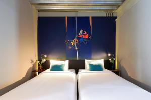 Postel nebo postele na pokoji v ubytování Mestyle Garage Hotel