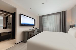 Postel nebo postele na pokoji v ubytování Light Hotel Hangzhou West Lake Yintai Nansong Royal Street