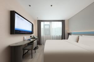 Postel nebo postele na pokoji v ubytování Light Hotel Hangzhou West Lake Yintai Nansong Royal Street